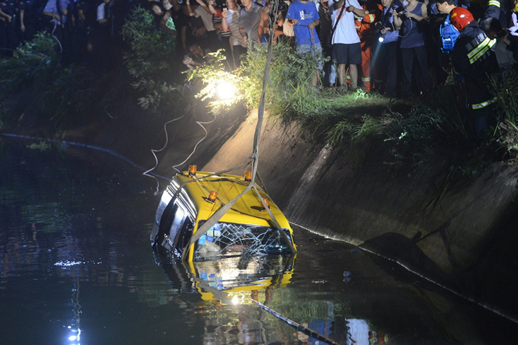 湖南一幼兒園校車翻入水庫(kù) 11人遇難