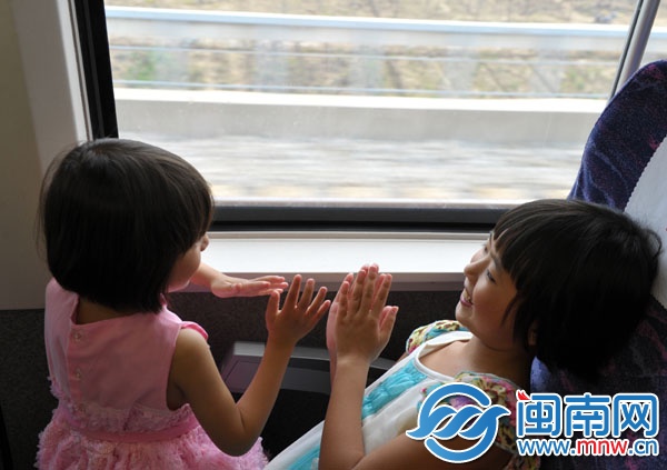 動車上，朱心琴姐妹玩拍手游戲打發(fā)時(shí)間