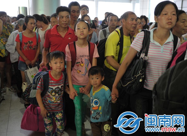 林女士帶著三個(gè)孩子在重慶北站排隊(duì)候車