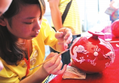 和陳春松師出同門(mén)的黃曉霞在現(xiàn)場(chǎng)展示漆線雕技藝。