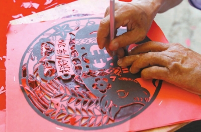 精雕細(xì)琢的精美剪紙作品。
