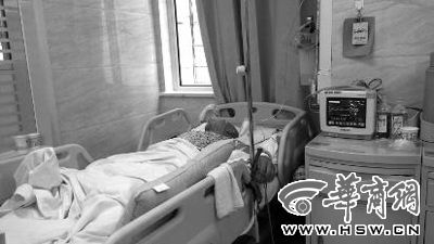 昨日下午，被撞高中生躺在病床上，昏迷不醒