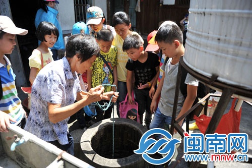 阿婆輕松就打上了一桶井水，小記者們看呆了