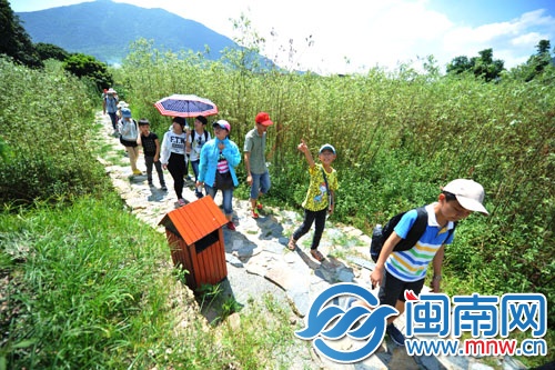 踏青石板上，游走美麗鄉(xiāng)村，小記者流連忘返