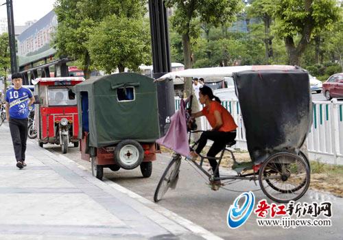 在路邊候客的“三腳虎”。