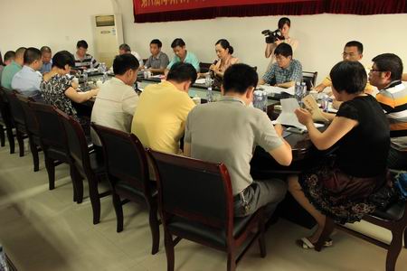 南安市張小紅副市長（中）蒞臨閩臺農(nóng)產(chǎn)品市場 (1)