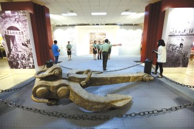 北洋水師旗艦“定遠(yuǎn)”號的鐵錨昨天亮相軍博抗日展覽。