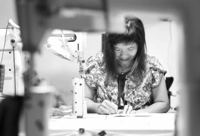 縫紉女工吳雪芬在工作之余練習(xí)剛學(xué)會(huì)的漢字?！”緢?bào)